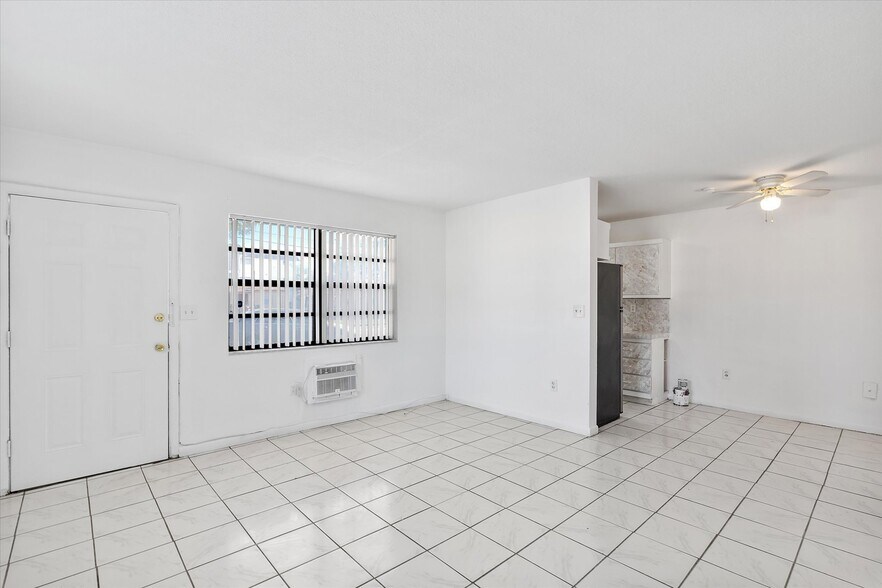 Building Photo - 16100 NE 19th Ct