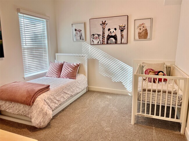 Building Photo - 176 Sweeping Valley Dr