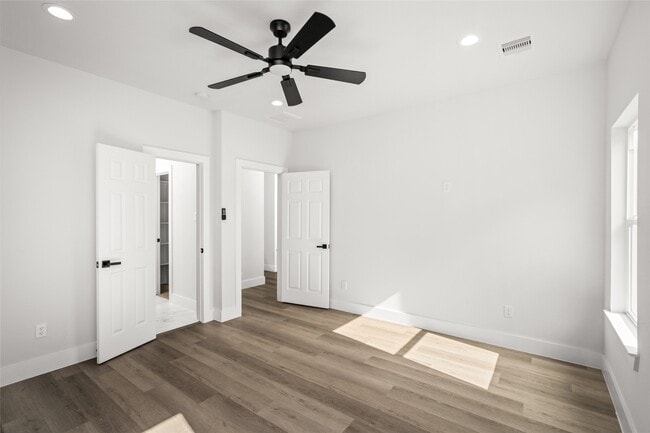 Building Photo - 8056 Meadowbrook Dr