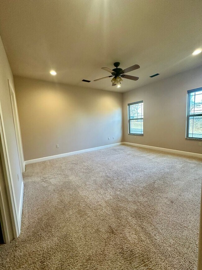 Building Photo - 1250-MF2-IO