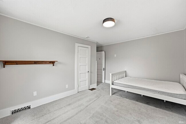 Building Photo - 527 W Oakdale Dr