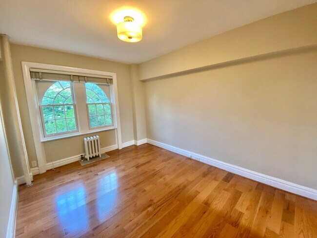 Building Photo - Have Breakfast at Tiffany's! Dupont's Gleaming Light Filled 2 En-suites w/ W/D at the Tiffany!