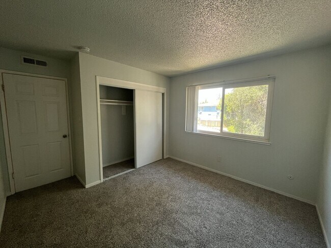 Building Photo - MOVE IN SPECIAL! $100 OFF FIRST 2 MONTHS OF RENT!!! 2 BEDROOM 1 BATH