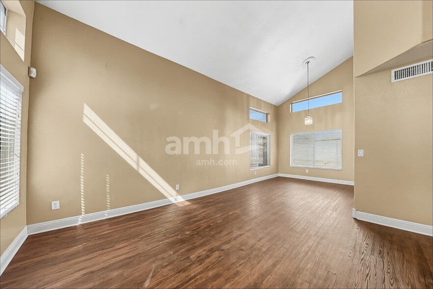 Building Photo - 907 N Albert Dr