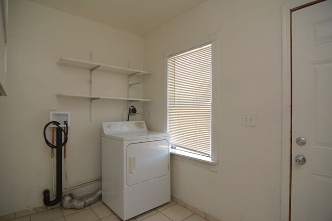 Building Photo - Charming 2 Bedroom 1 Bath Home! Close to t...