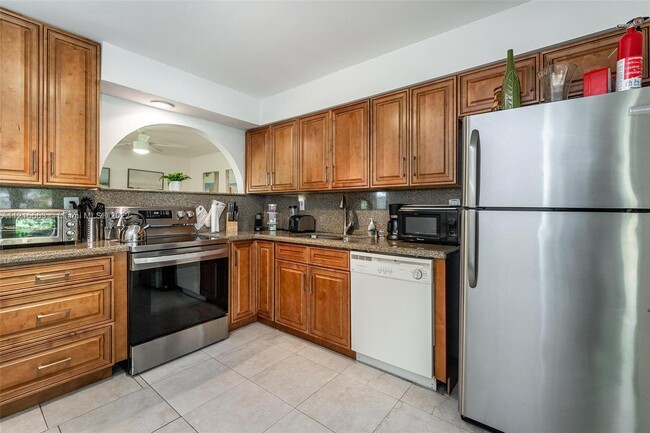 Building Photo - 2717 SW 46th St