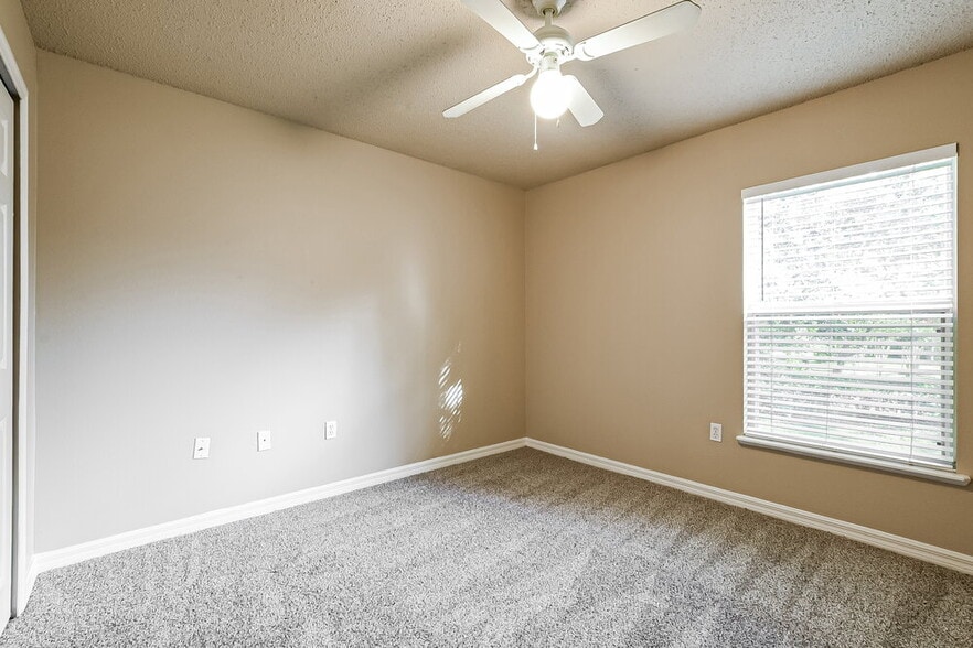 Building Photo - 4785 Willamette Cir