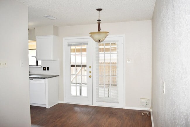 Building Photo - 309-311 Dogwood Dr