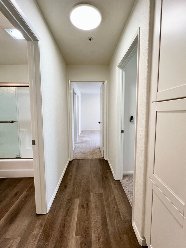 Building Photo - Upgraded 2 Bedroom 2 Bath Condo with Lots ...