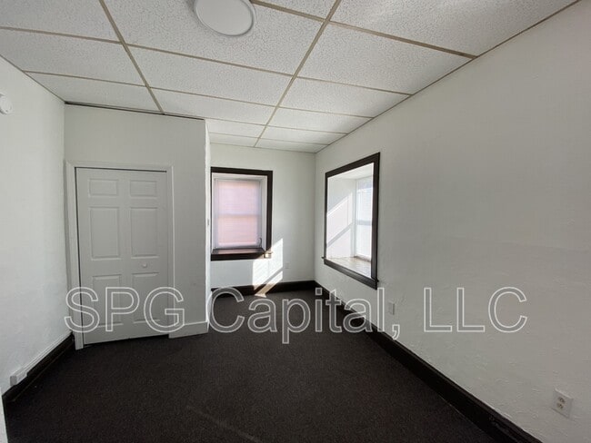 Building Photo - 35 W Maple St