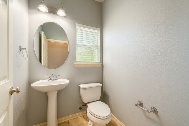 Building Photo - 1707 Chestnut Ave