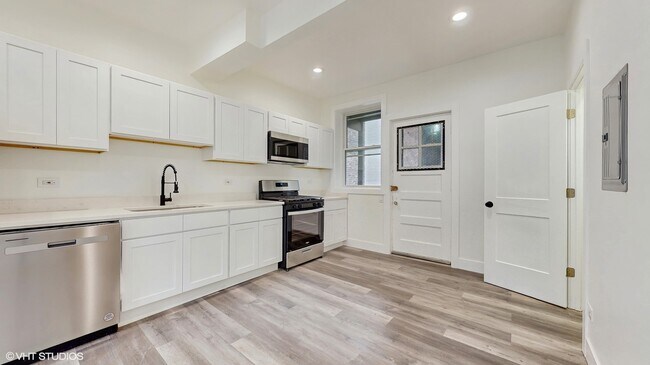 Building Photo - 6500 N Bosworth Ave