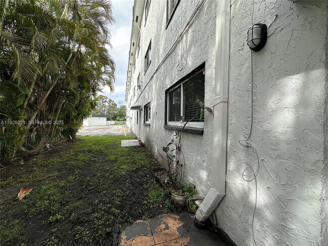 Building Photo - 1400 NE 56th St