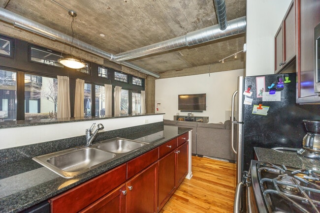 Building Photo - 1000 W 15th St