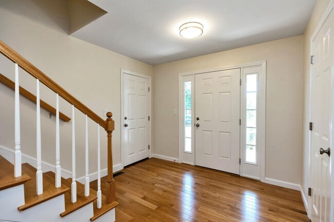 Building Photo - 240 Knollwood Way