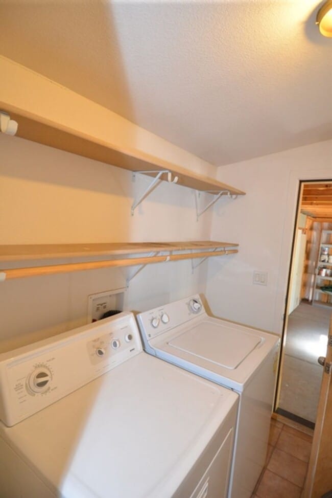 Building Photo - Charming 3BR/2BA Home with Spacious Backyard – Available June 1st!