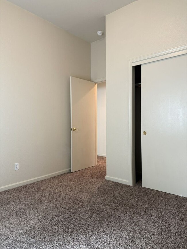 Building Photo - Available Now! Spacious home located in North Merced