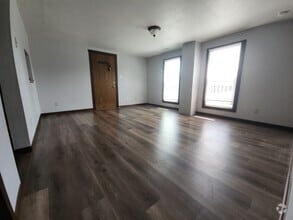Building Photo - NEWLY updated 2 bedroom duplex