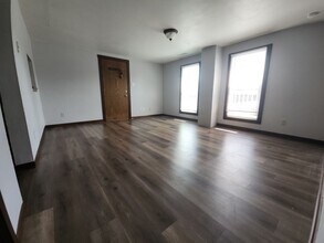 Building Photo - NEWLY updated 2 bedroom duplex