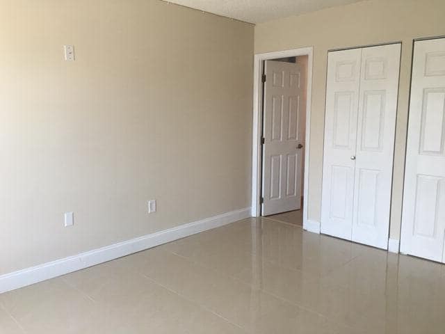 Building Photo - 4154 Inverrary Dr