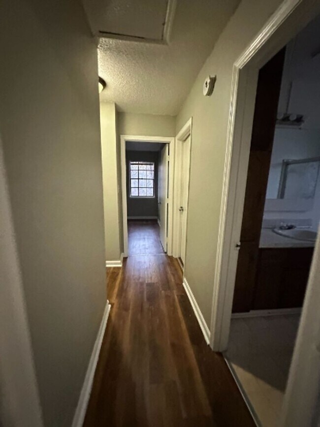 Building Photo - Charming Duplex for Rent- Spacious and Convenient Living!