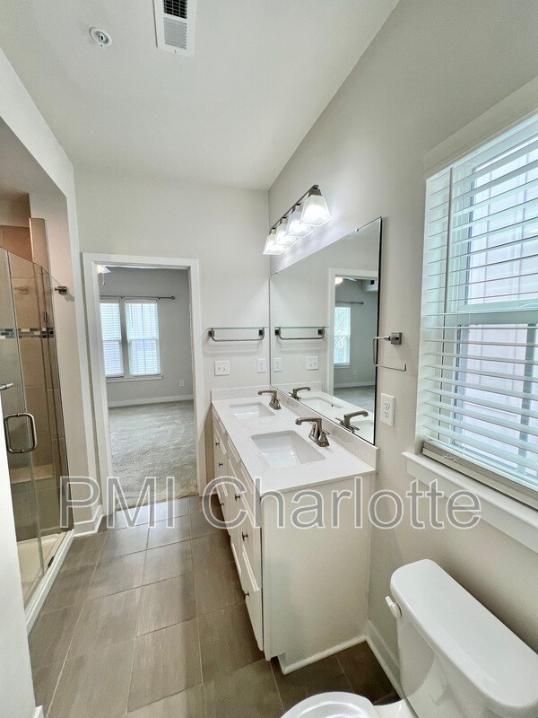 Building Photo - 240 Parkwood Ave