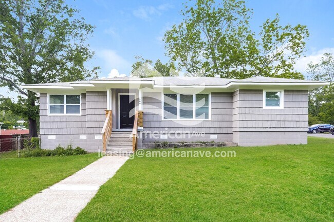 Building Photo - 300 Swann Dr