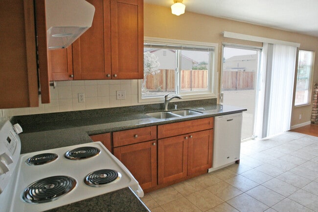 Building Photo - 3289 Lantern Way