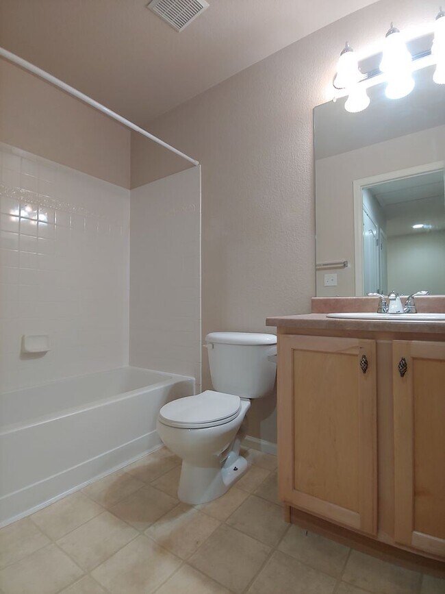 Building Photo - Delightful 3BD/2BA Townhome in Erie