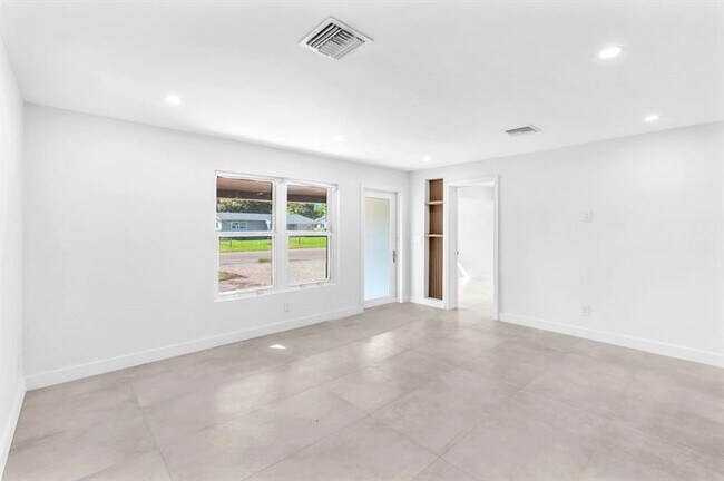 Building Photo - 4640 SW 25th Terrace
