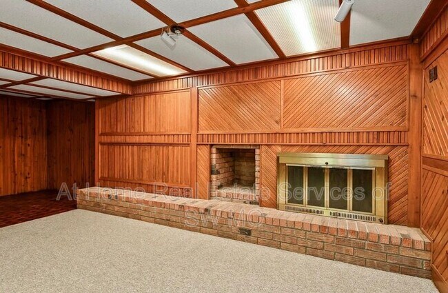 Building Photo - 834 E Manchester Dr