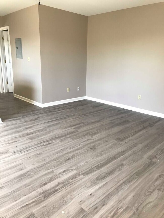 Building Photo - 108 Pine Tree Path