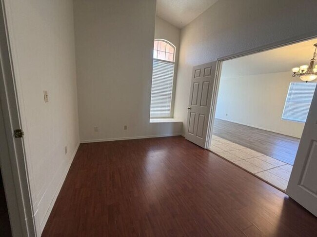 Building Photo - 15435 S 44th Way