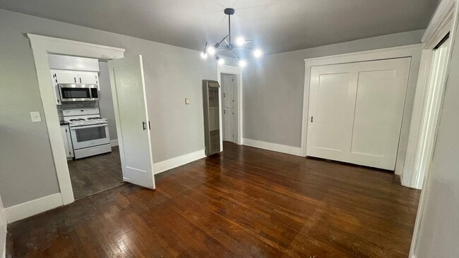 Building Photo - 835 E Weldon Ave