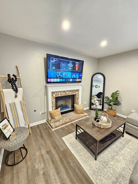 Building Photo - 6965 Bentley Dr