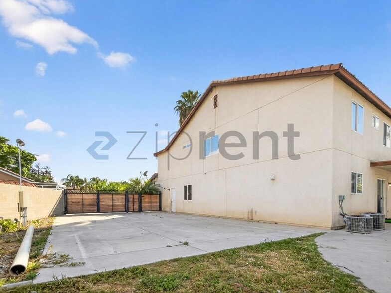 Building Photo - Unit