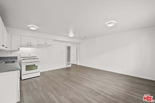 Building Photo - 14333 Haynes St