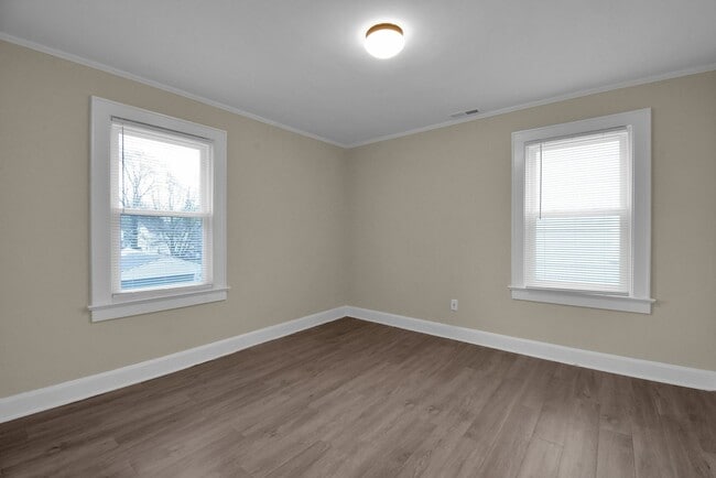 Building Photo - Stylishly Renovated 4 Bed, 2 Bath Single-F...
