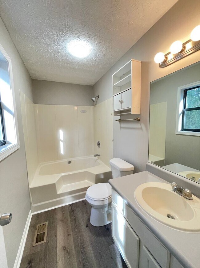 Building Photo - Updated 4 bedroom 2 bath home near in Dallas!