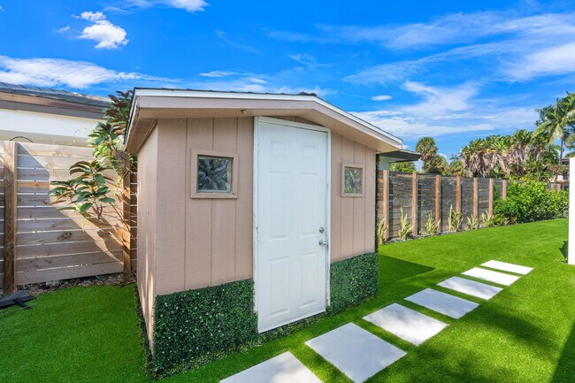 Building Photo - 2813 NE 29th St