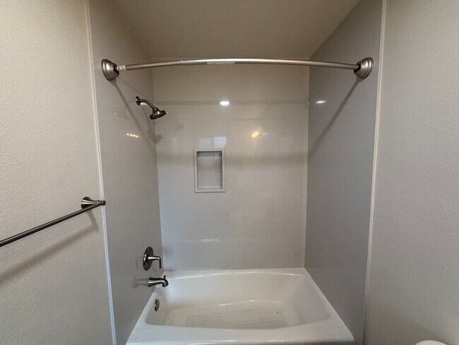 Building Photo - Fully remodeled single story located in Lakewood School District!