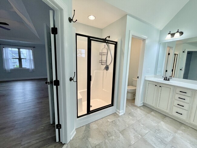 Building Photo - 5 bed, 3 bath Nest in Surrey Meadows