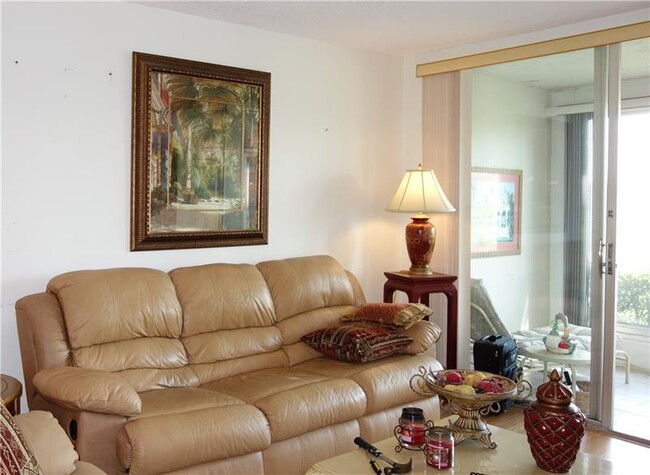 Building Photo - 2901 S Palm Aire Dr