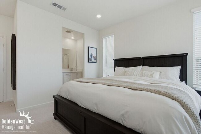 Building Photo - Modern 3Bdm 2.5Ba Unfurnished Town-Home in the Soltaire Community!