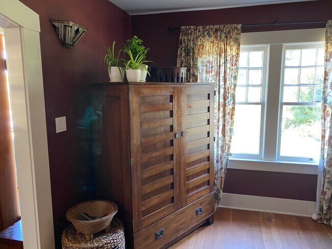 Living room seats 5-7 people with flat screen tv in armoire - 130 Anthony St