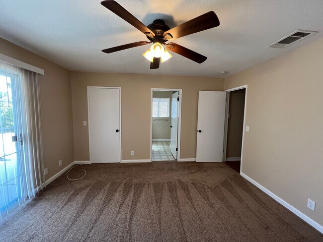 Building Photo - Apple Valley Desert Knolls