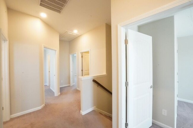 Building Photo - 165 Greyfield Cir