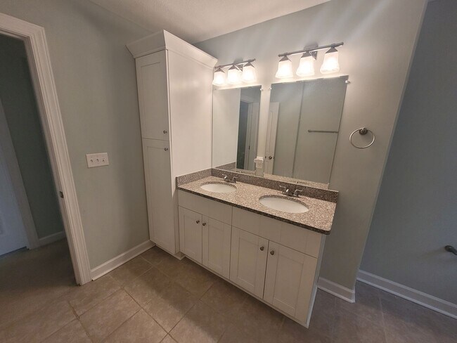 Building Photo - Stunning 4 Bedroom, 2.5 Bath Home Just 3 Blocks to Chesapeake Bay