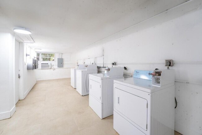 Building Photo - Resort-Style 1-Bedroom Apartment in Prime Miami Beach Location!