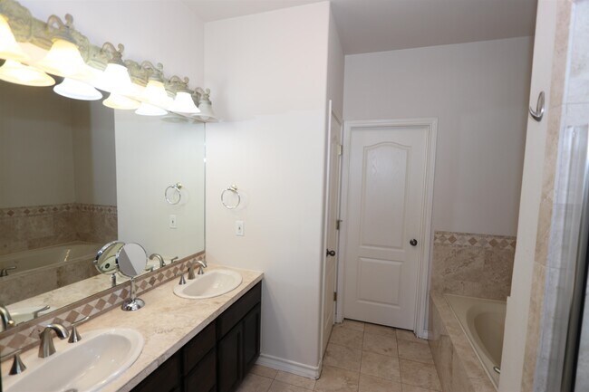 Building Photo - 10514 Winrock Dr